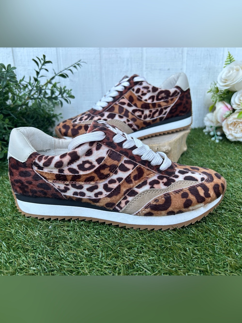Dolce Vita
Women's Esha Sneaker Leopard Multi Faux C
$150 size 8 new